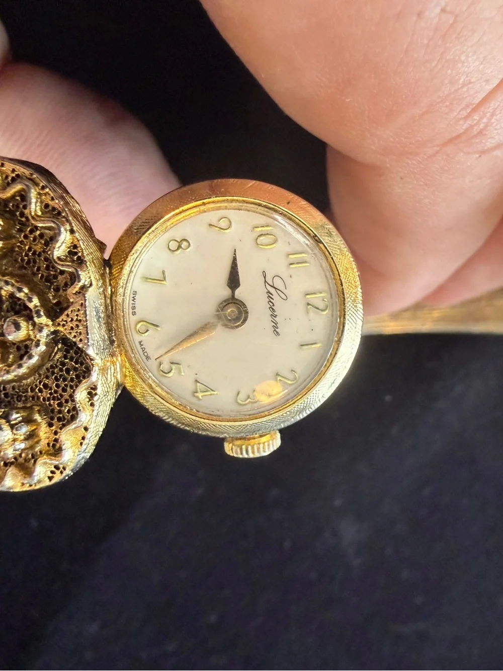 Vintage LUCERN Women’s Gold Tone SECRET Hinged Cuff Watch Ornate Filigree *READ*